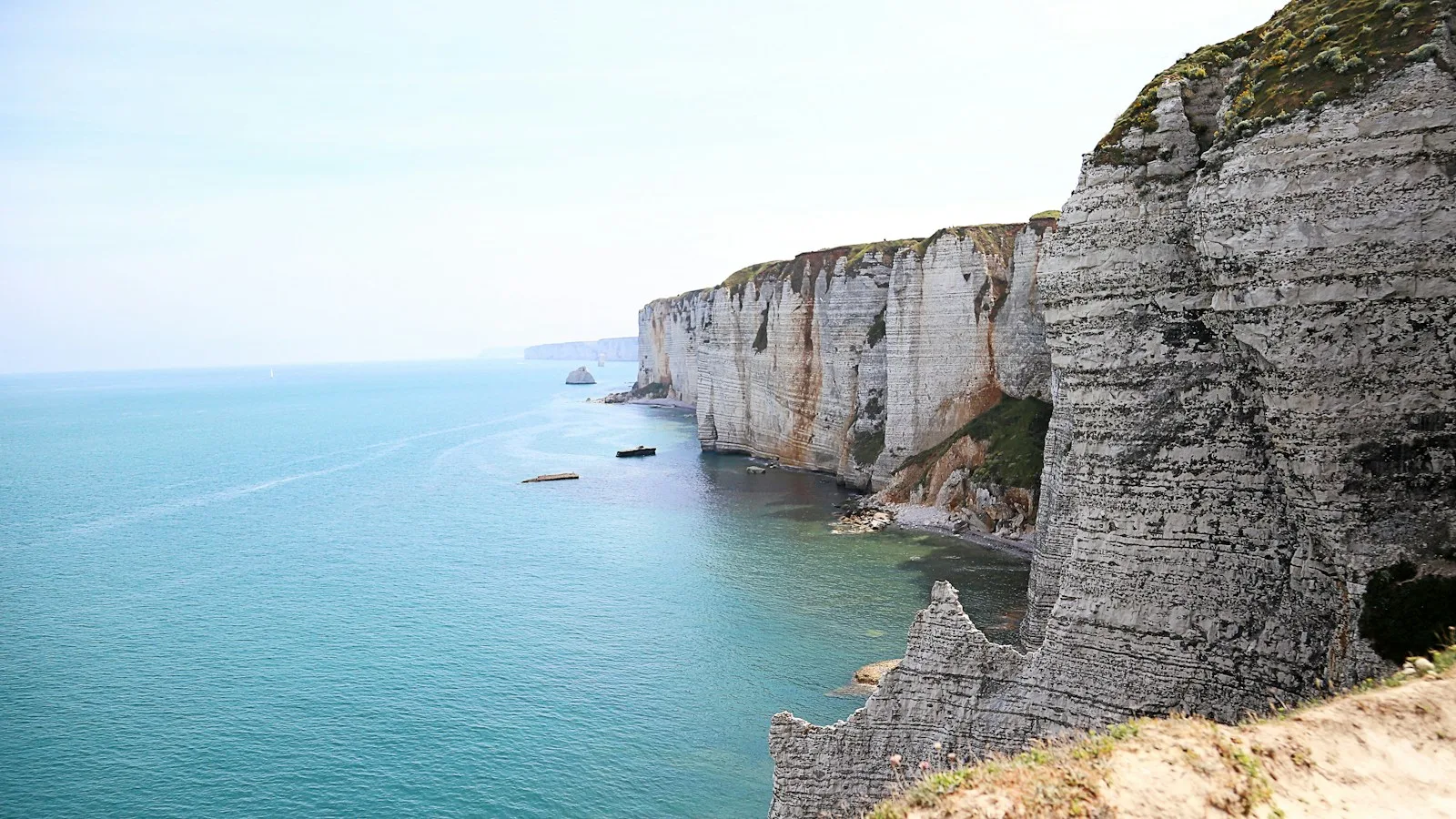 Côte bretonne baignée de lumière en fin de journée